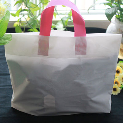 Le sac à provisions au détail pour des enfants adaptés aux besoins du client impriment le sac en plastique jetable de cadeau avec la poignée facile à porter
